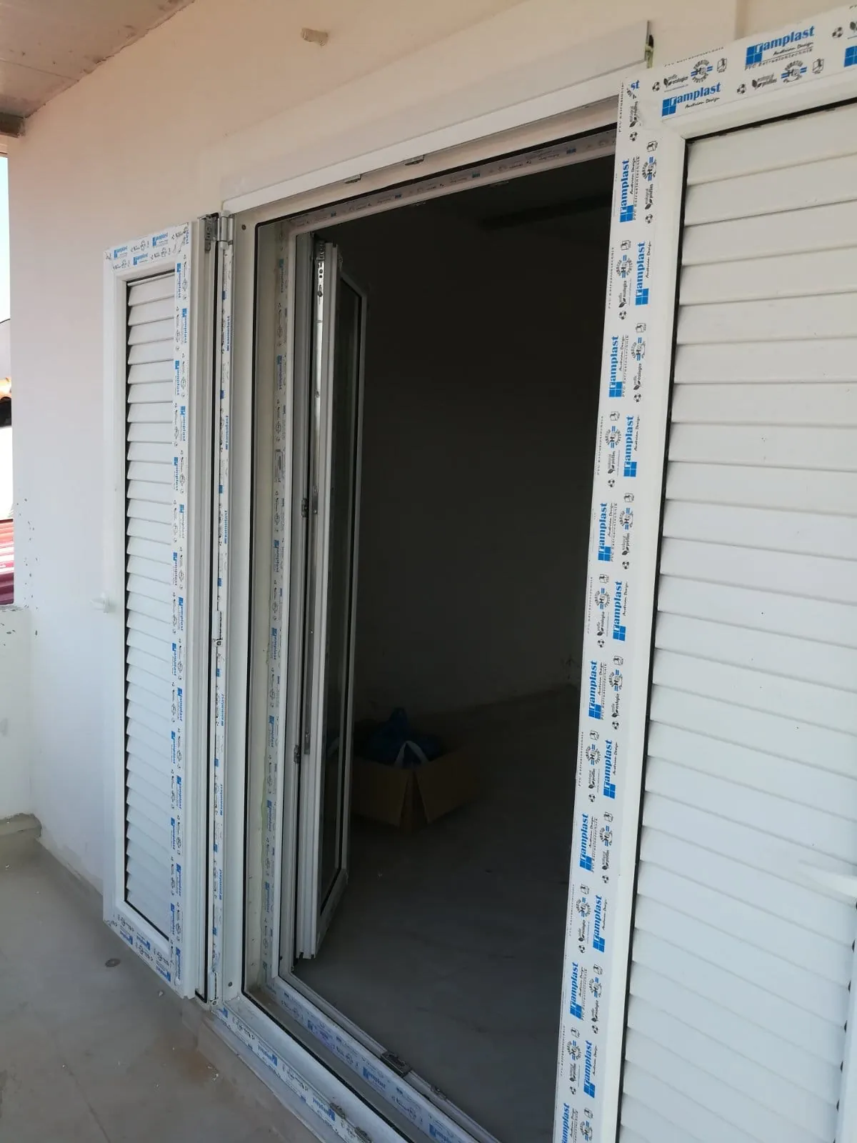 Κουφώματα PVC με εξωτερικά παντζούρια στον Νέο Κόσμο, έργο ΤΕΧΝΟΠΑΝ