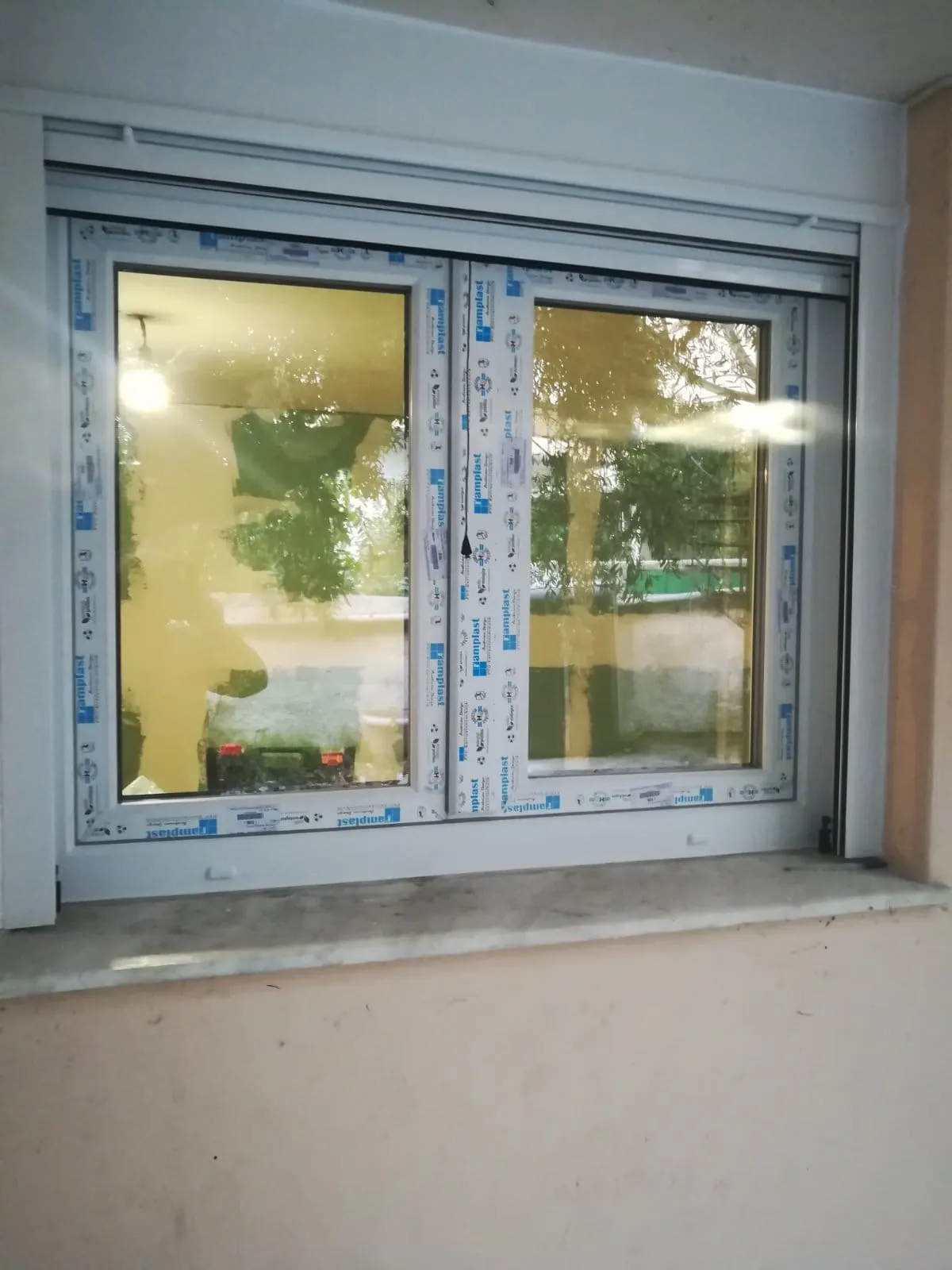 Μπαλκονόπορτα PVC με ρολό αλουμινίου και σίτα πλισέ από την ΤΕΧΝΟΠΑΝ