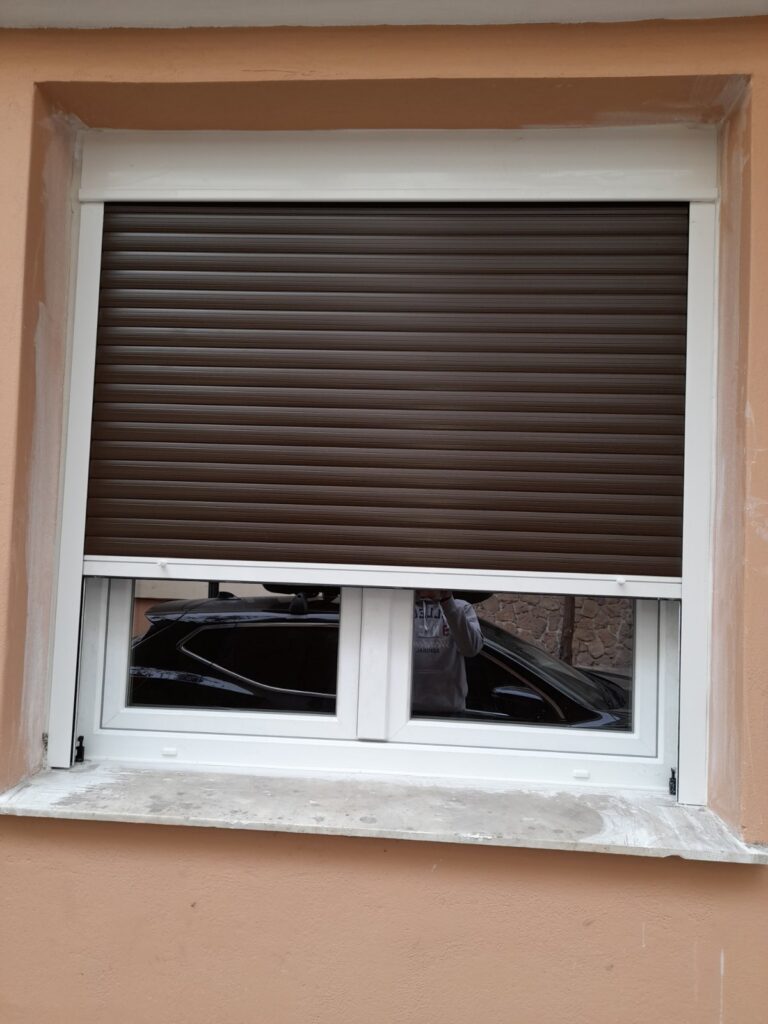 pvc παράθυρο με σίτα
