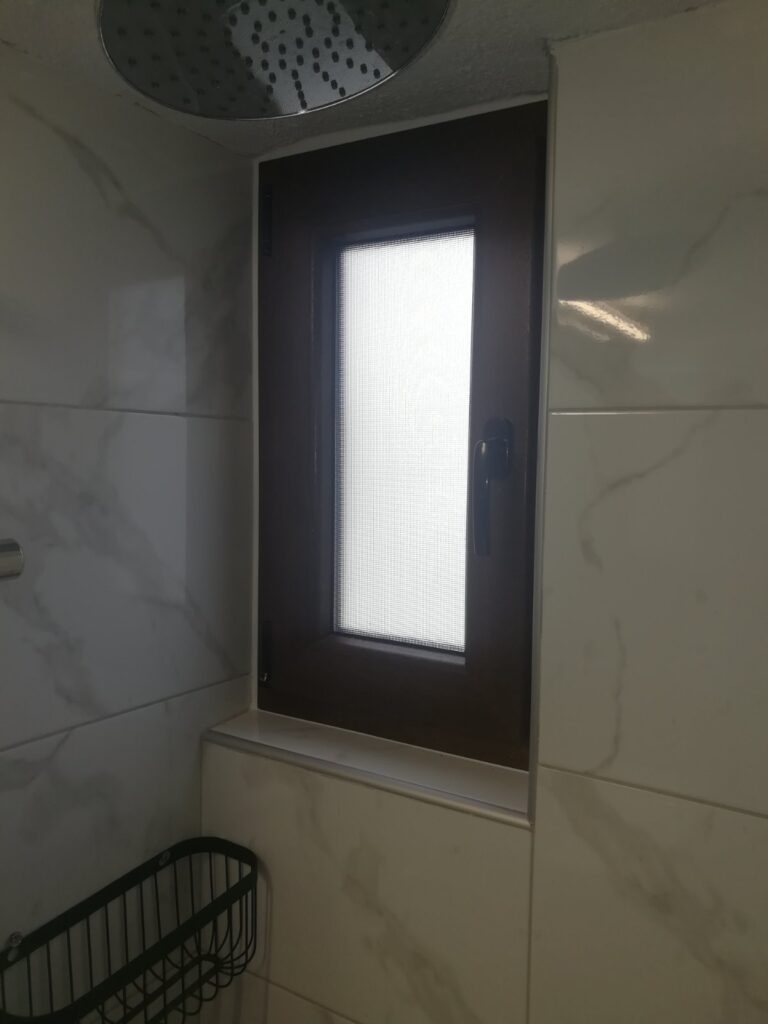 Παράθυρο μπάνιου Pvc τεχνοπαν